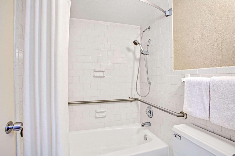 Bathroom, Super 8 by Wyndham Norfolk/Chesapeake Bay, Norfolk