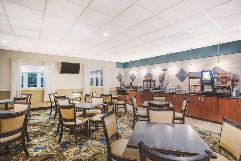 Food & Drinks 4, La Quinta Inn & Suites Stonington, New London