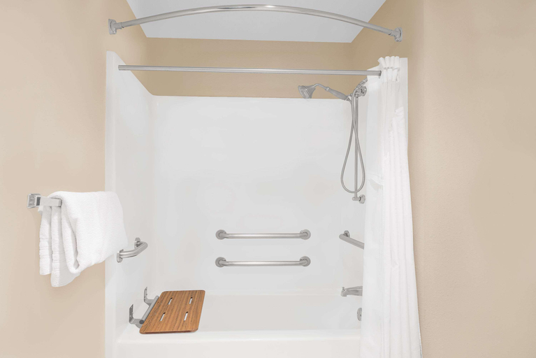 Bathroom 4, Baymont by Wyndham Litchfield, Montgomery
