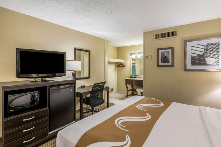 Bedroom 3, Quality Inn University, Ingham