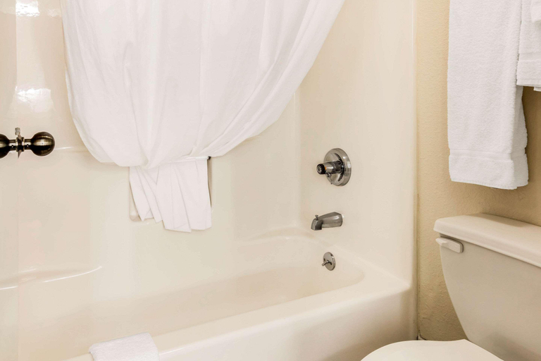 Bathroom 5, Quality Inn Batesville, Panola