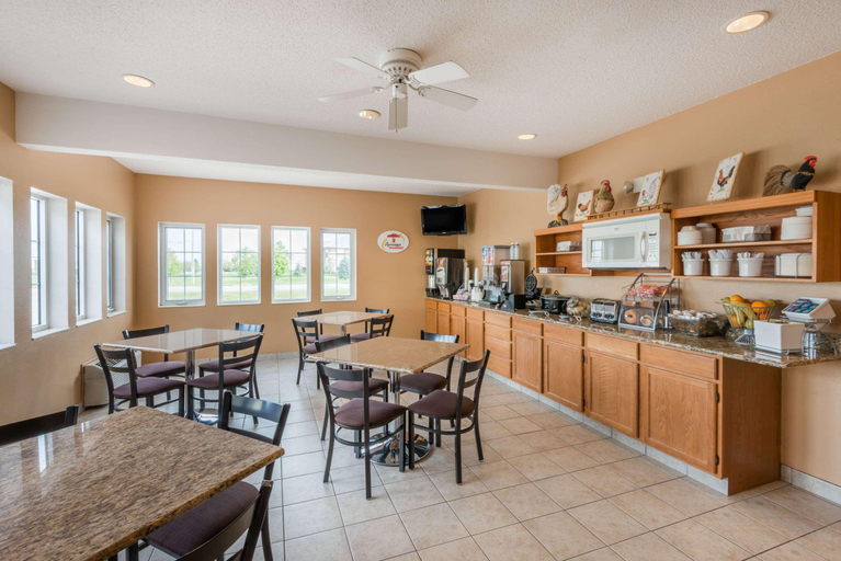 Food & Drinks 5, Super 8 by Wyndham Fort Dodge IA, Webster