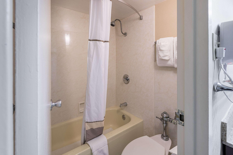 Bathroom 4, Quality Inn University, Ingham