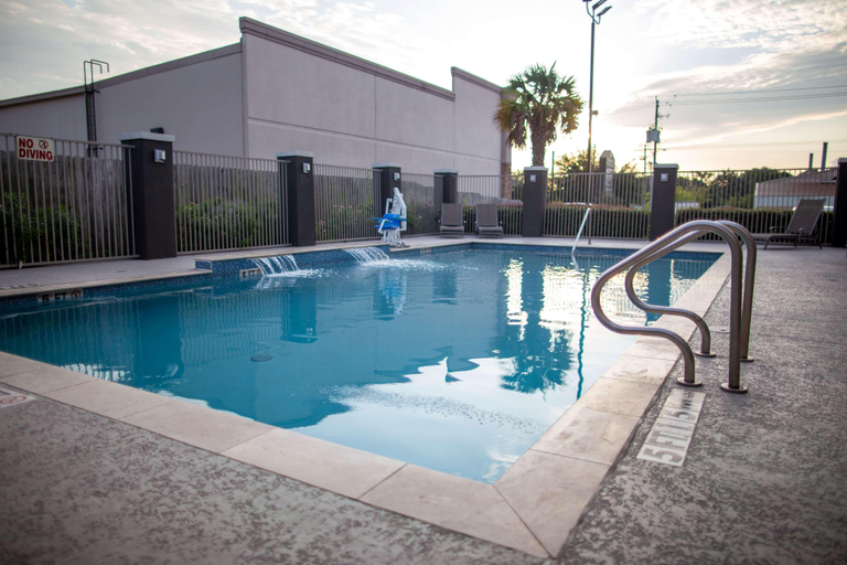 Sport & Beauty 5, La Quinta Inn & Suites Houston Normandy, Houston