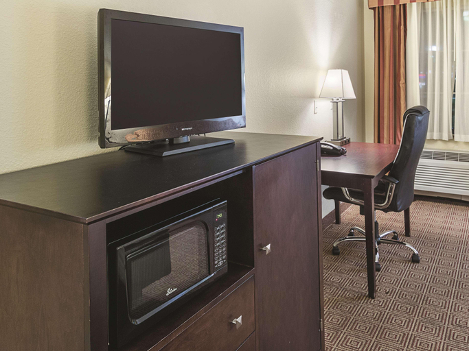 Bedroom, La Quinta Inn and Suites Waxahachie, Ellis