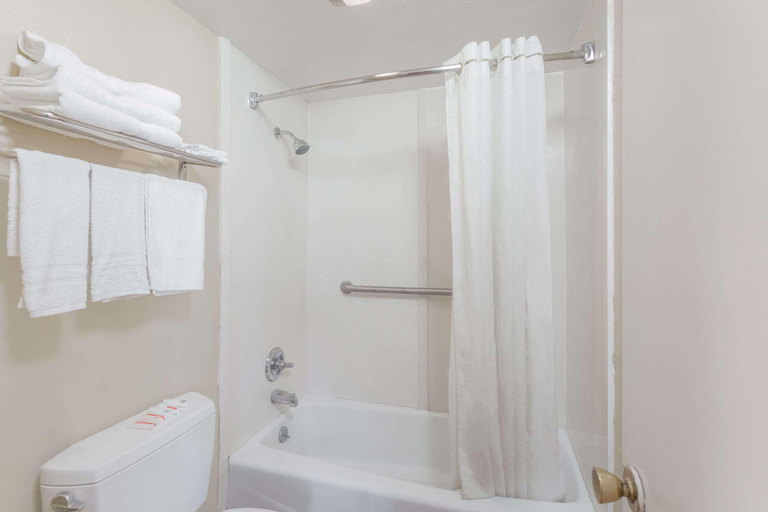 Bathroom 4, Travelodge Victorville, San Bernardino