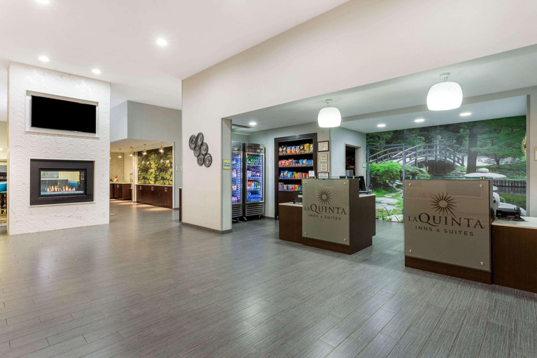 Public Area 2, La Quinta Inn & Suites by Wyndham Rockford, Winnebago