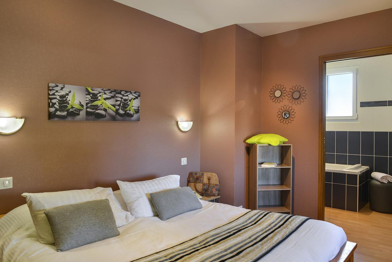 Bedroom 4, Logis Hôtel L'Escapade, Indre