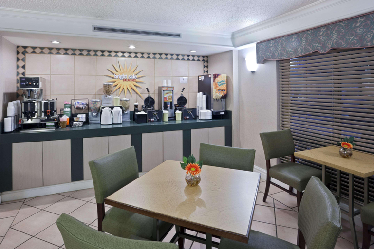 Food & Drinks, La Quinta Inn By Wyndham Omaha West, Douglas