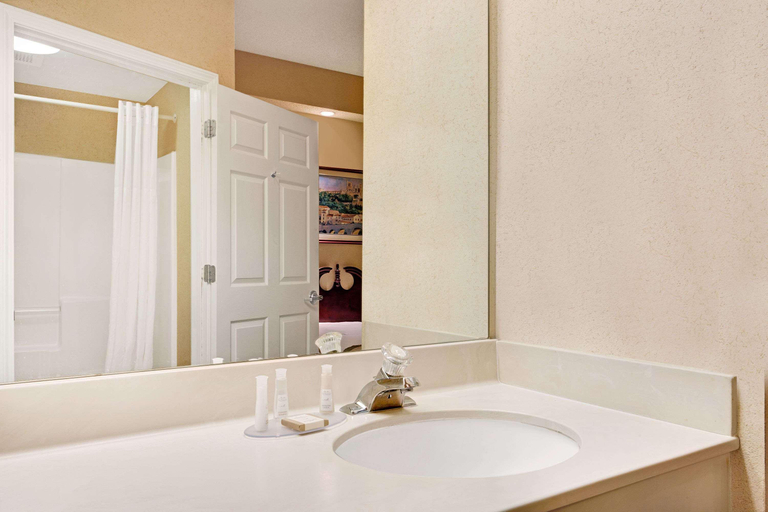 Bathroom 4, Baymont by Wyndham Pearl, Rankin