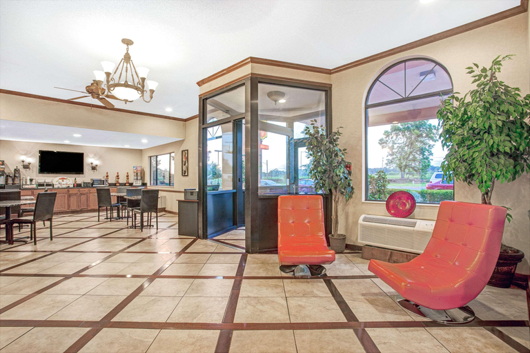 Public Area 2, Super 8 by Wyndham Clinton/Jackson West, Hinds