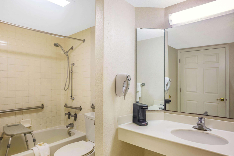 Bathroom 4, Super 8 by Wyndham Eagle Pass, Maverick