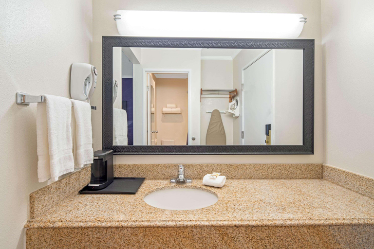 Bathroom 4, La Quinta Inn & Suites Baton Rouge Seigan Lane, East Baton Rouge