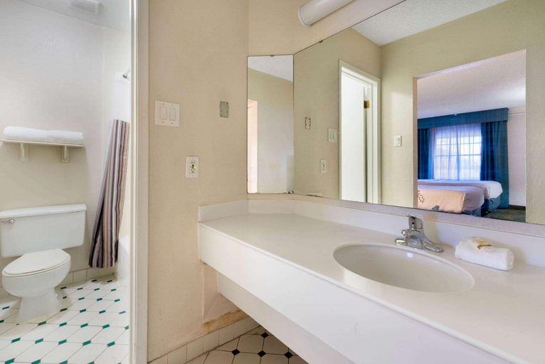 Bathroom 5, Motel 6 Phoenix AZ - Midtown, Maricopa