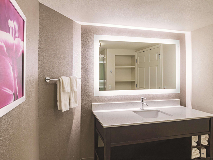 Bathroom 4, La Quinta Inn & Suites by Wyndham Fort Worth North, Fort Worth