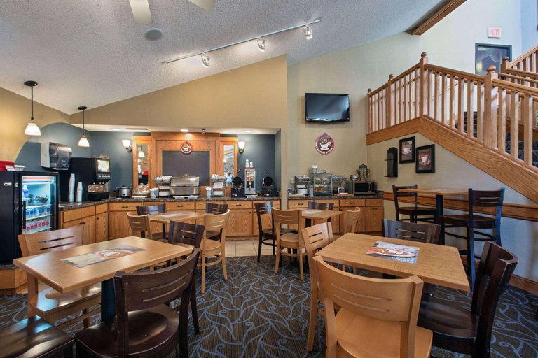 Food & Drinks 5, AmericInn by Wyndham Fort Dodge, Webster
