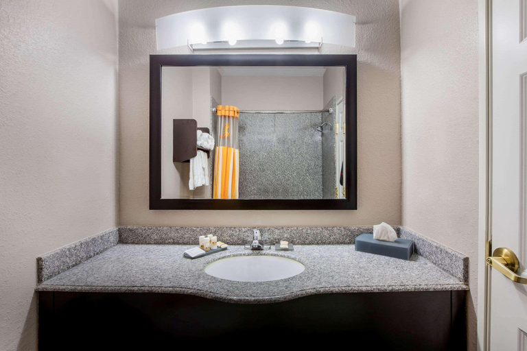 Bathroom 5, La Quinta Inn & Suites By Wyndham Pasadena, Houston