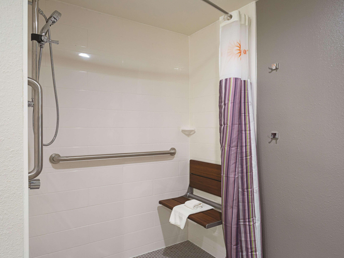 Bathroom 5, La quinta by wyndham baltimore bwi airport, Anne Arundel