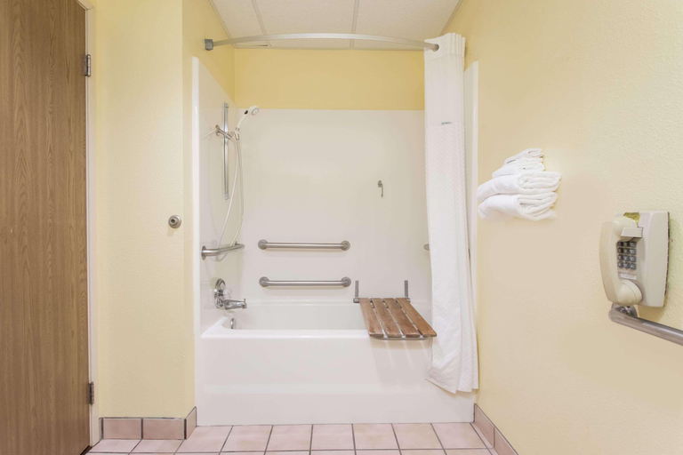 Bathroom 4, Days Inn by Wyndham Johnson Creek, Jefferson