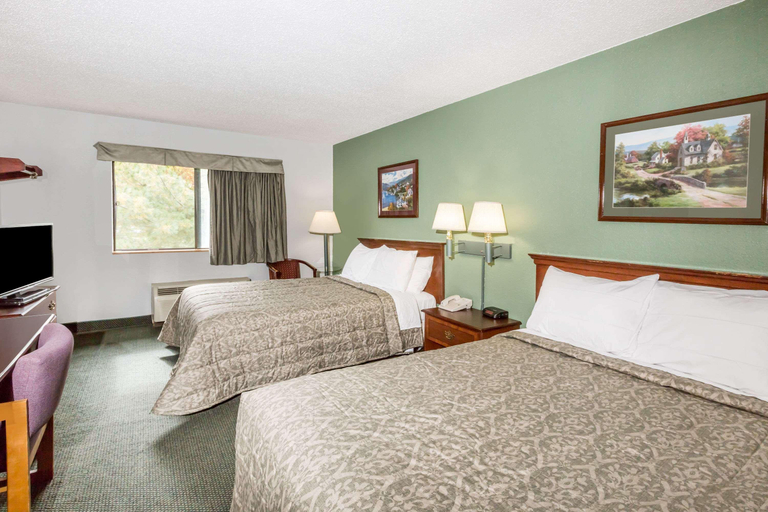Bedroom 3, Fairbridge Inn Express Nyack, Rockland