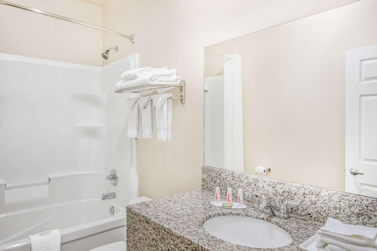 Bathroom 5, High Point Inn & Suites Peace River, Division No. 19