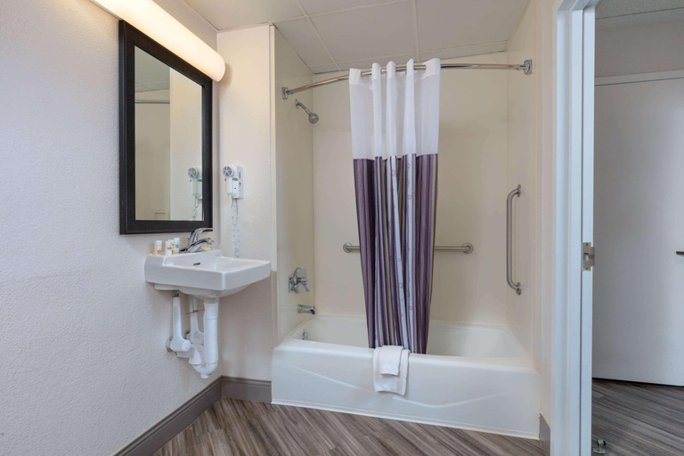 Bathroom 4, La Quinta Inn & Suites by Wyndham Clifton/Rutherford, Passaic