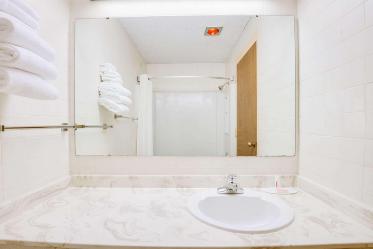 Bathroom 4, Super 8 by Wyndham Port Clinton, Ottawa