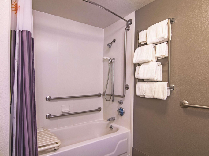 Bathroom 3, La Quinta Inn Suites Oklahoma City Norman, Cleveland