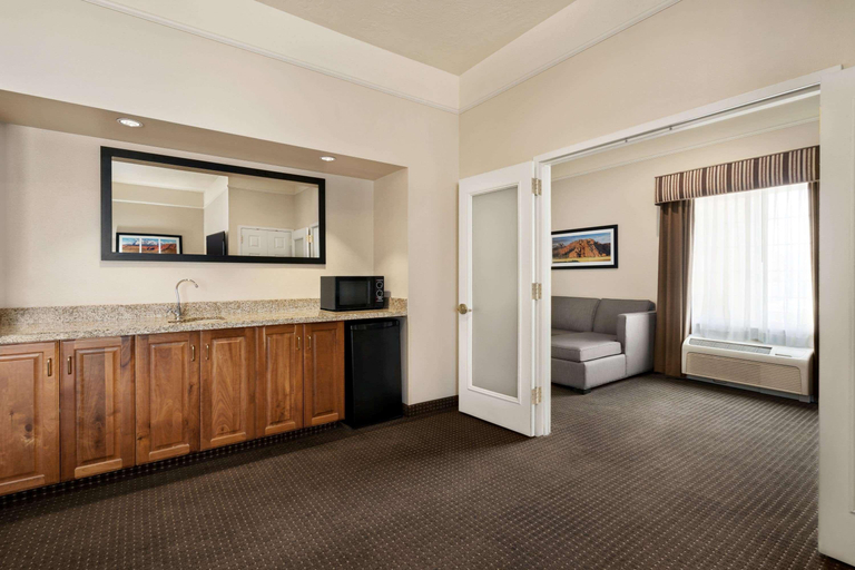 Public Area 3, La Quinta Inn & Suites by Wyndham St. George, Washington