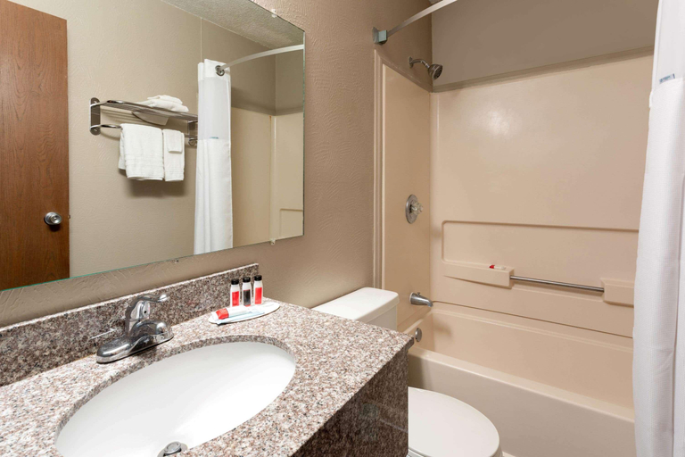 Bathroom 4, Super 8 by Wyndham Gillette, Campbell
