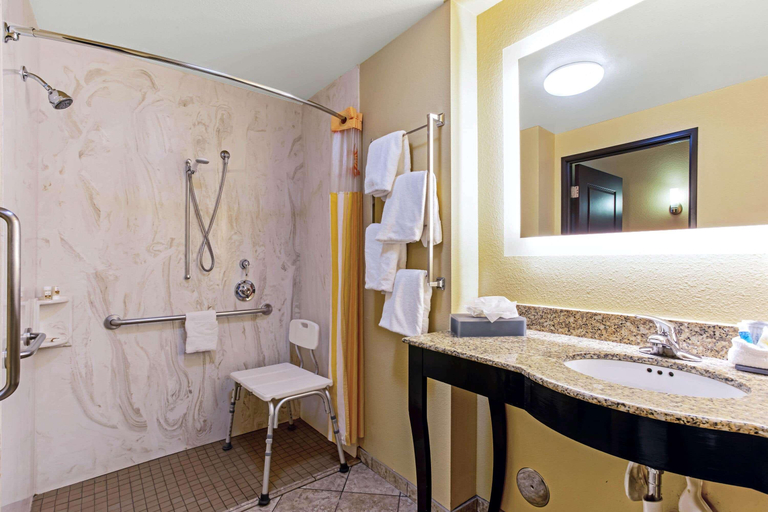 Bathroom 4, La Quinta Inn & Suites by Wyndham Denver Gateway Park, Denver
