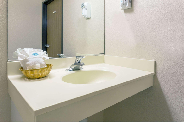Bathroom 4, Harvest Inn, Dixon/ UC Davis., Solano