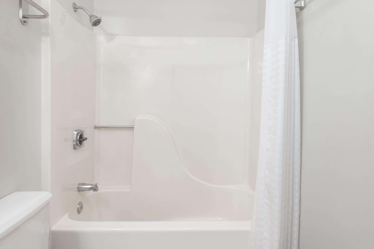 Bathroom 4, Motel 6 Litchfield, Il, Montgomery