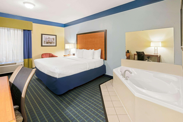 Bedroom 3, La Quinta Inn Suites By Wyndham Shawnee, Pottawatomie