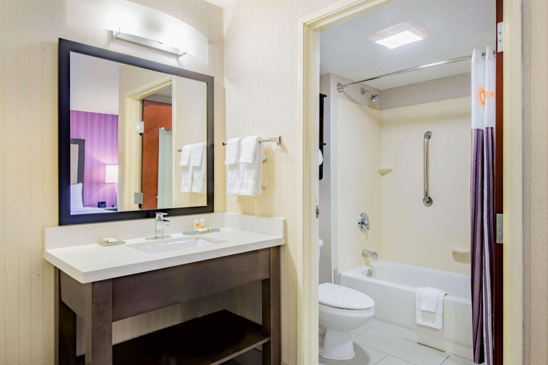 Bathroom 4, La Quinta Inn & Suites Newark - Elkton, Cecil