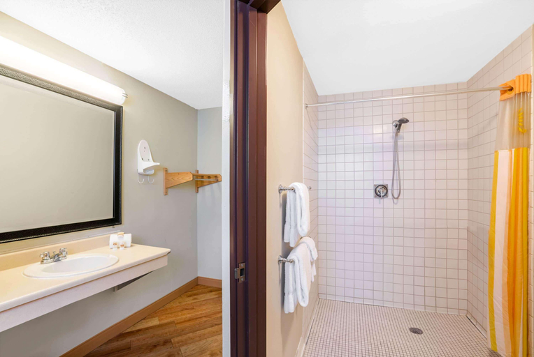 Bathroom 4, La Quinta Inn & Suites by Wyndham Houston Southwest, Houston