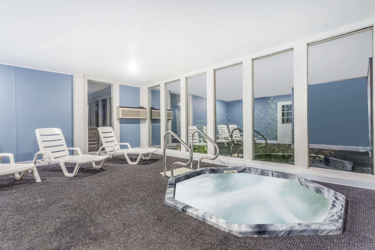 Sport & Beauty, Super 8 by Wyndham Platteville, Grant