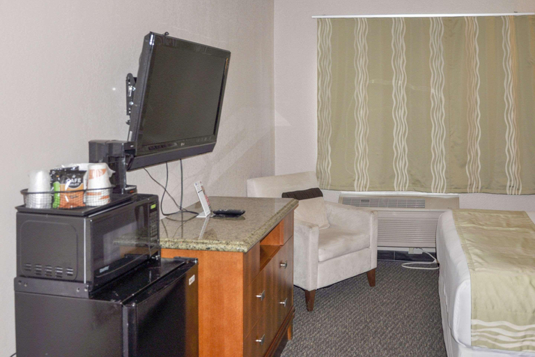 Bedroom 3, Bison Inn & Suites on University, Cass