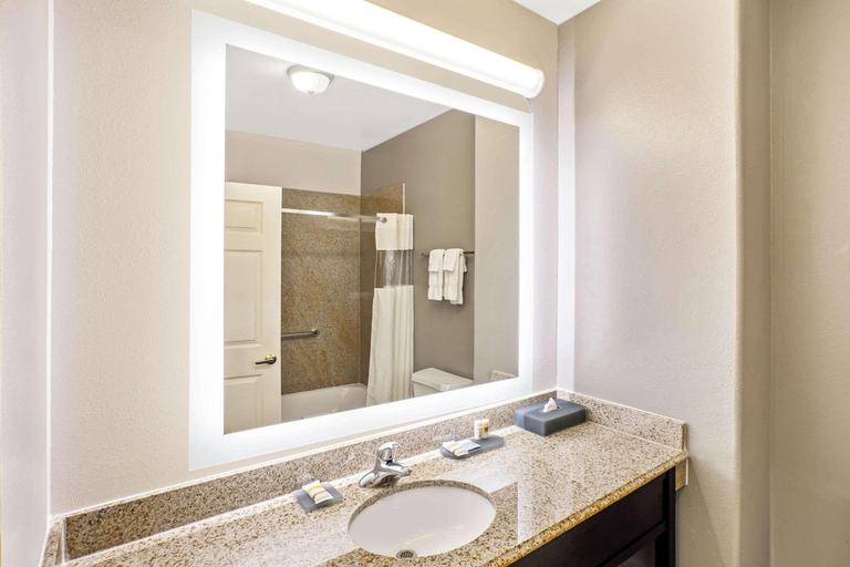 Bathroom 4, La Quinta Inn & Suites by Wyndham Deer Park, Houston