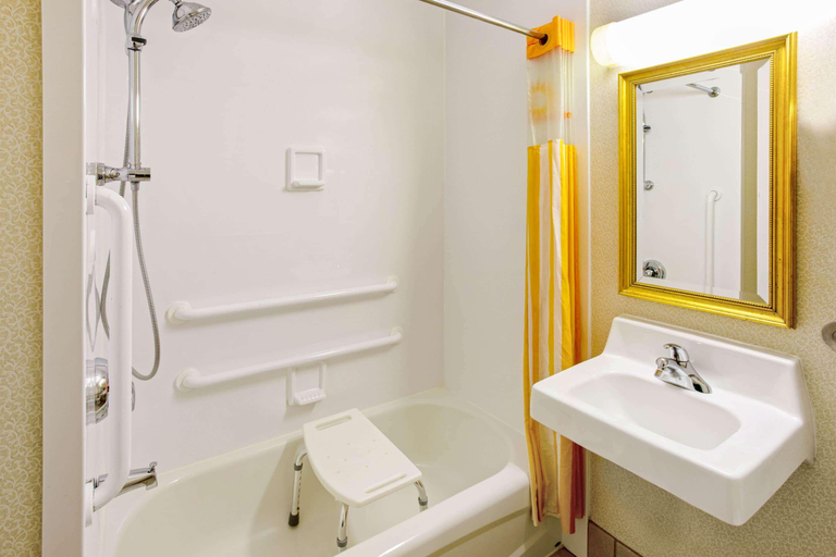 Bathroom 4, La Quinta Inn & Suites By Wyndham Appleton College, Outagamie