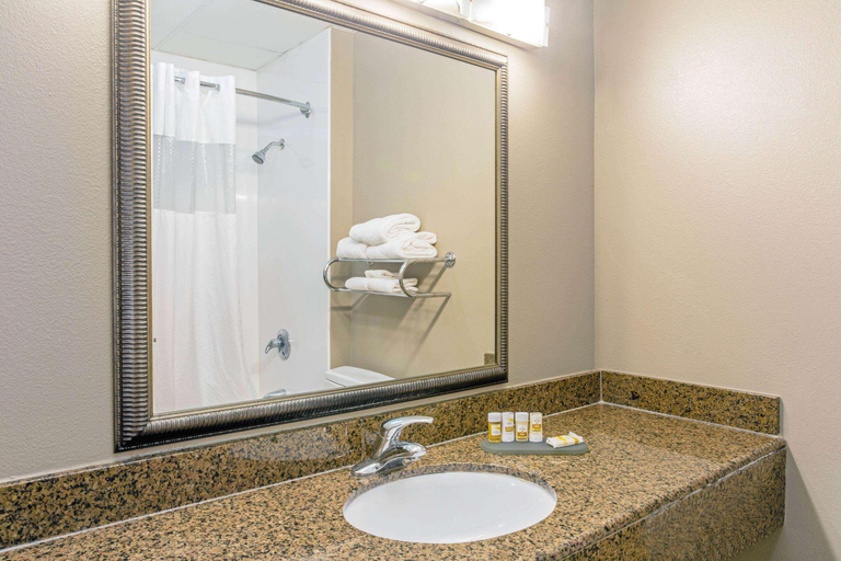 Bathroom 5, La Quinta Inn & Suites by Wyndham Biloxi, Harrison
