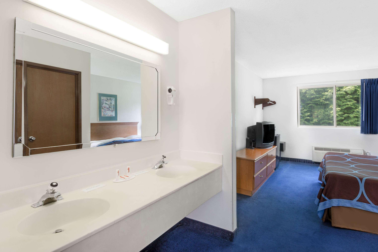 Bathroom 4, Super 8 by Wyndham Kingston, Ulster