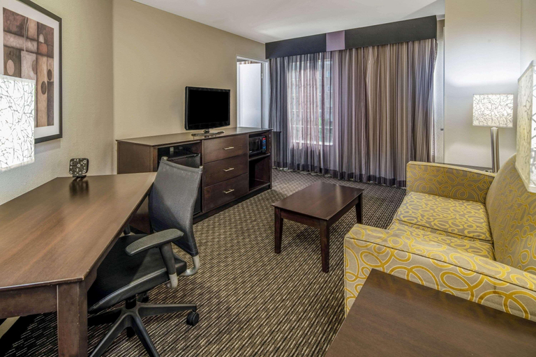 Bedroom 3, Holiday Inn Expres & Sts Anaheim Convention C Area, Orange