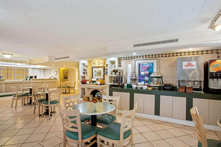 Food & Drinks 5, La Quinta Inn Lexington, Fayette