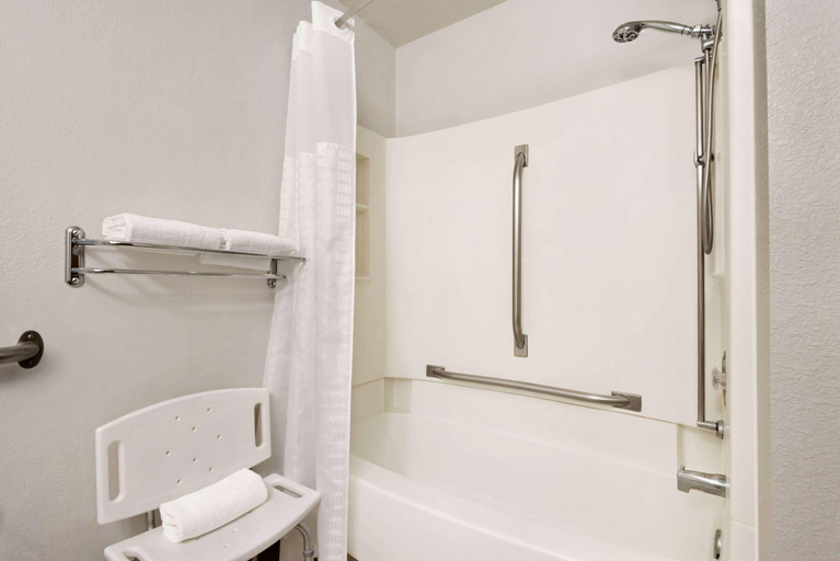 Bathroom 4, Super 8 by Wyndham Wausau, Marathon