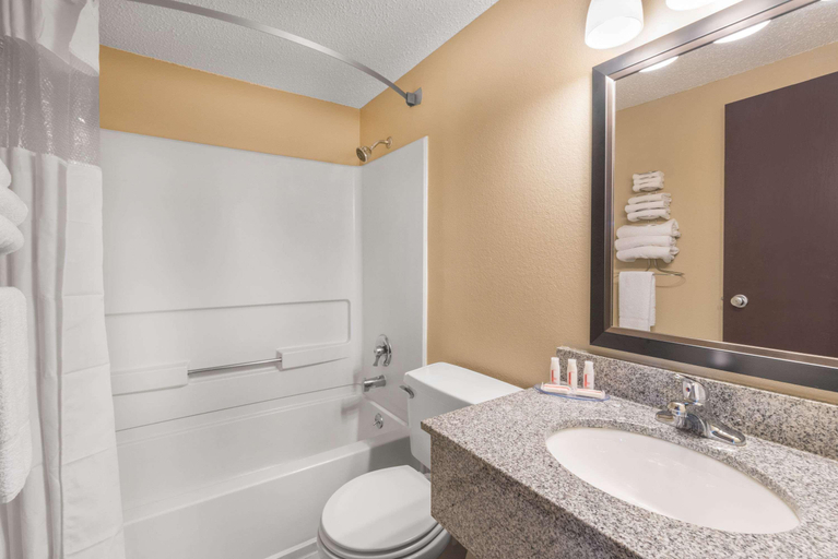 Bathroom 4, Super 8 by Wyndham Pierre SD, Hughes