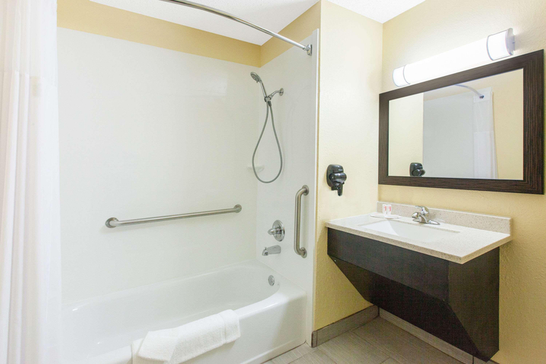 Bathroom 4, Days Inn by Wyndham Miami, Ottawa