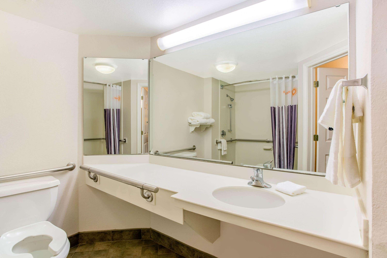 Bathroom 4, La Quinta Inn & Suites Raleigh - Durham Airport, Wake
