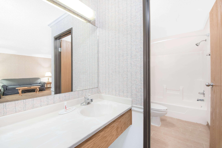 Bathroom 5, Super 8 by Wyndham Morris, Stevens