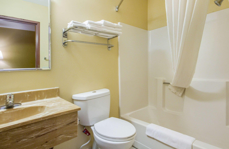 Bathroom 5, Econo Lodge Lansing - Leavenworth, Leavenworth